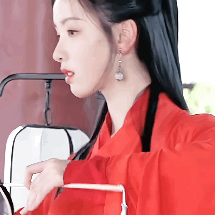 陈都灵红衣造型 光靠一袭红衣就惊艳全场！陈都灵的适配度真的无敌，明媚气质拉满，妥