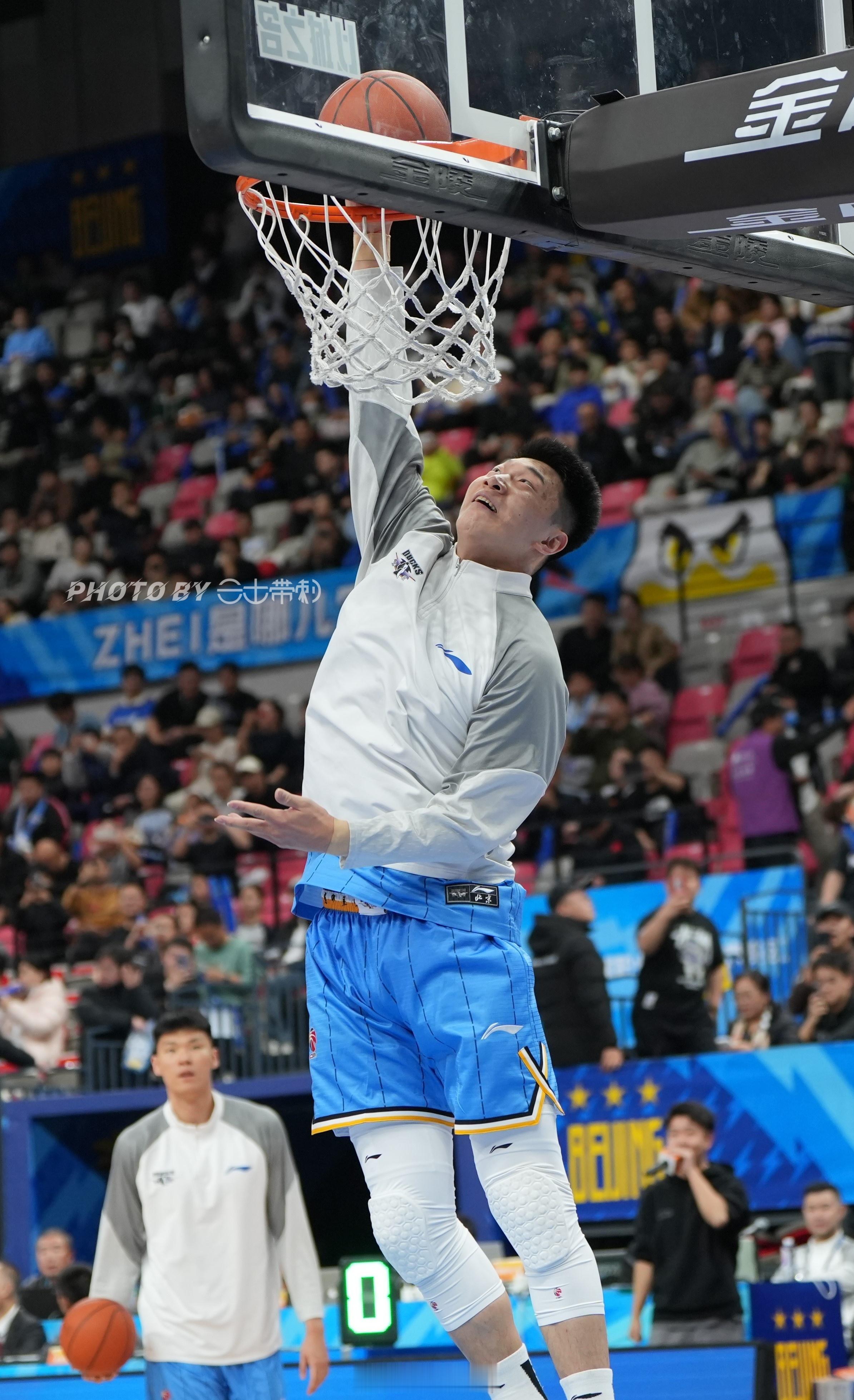北京男篮vs深圳男篮 当现场MC喊出“又到了我们熟悉的赛前热身扣篮环节”，此时，