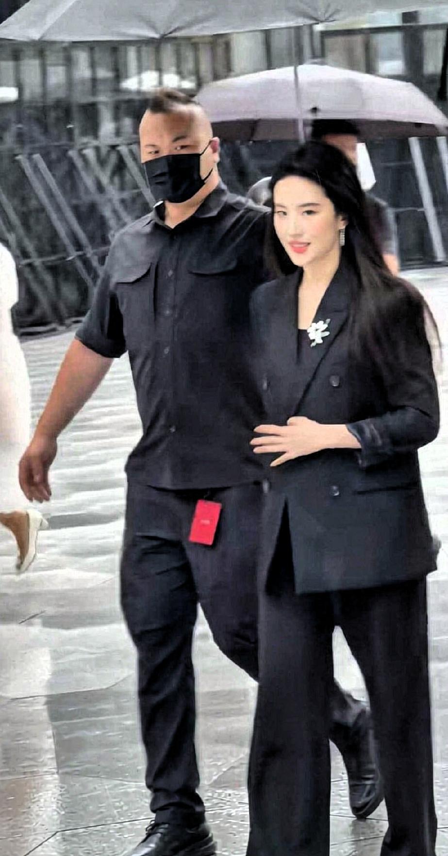刘亦菲空降成都万象城，40岁人气质还是如此的顶尖。