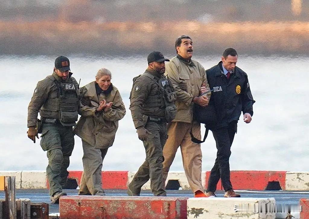 马杜罗夫妇纽约受审记，那天到底发生了什么
地点在纽约，马杜罗夫妇出庭了，都说当天