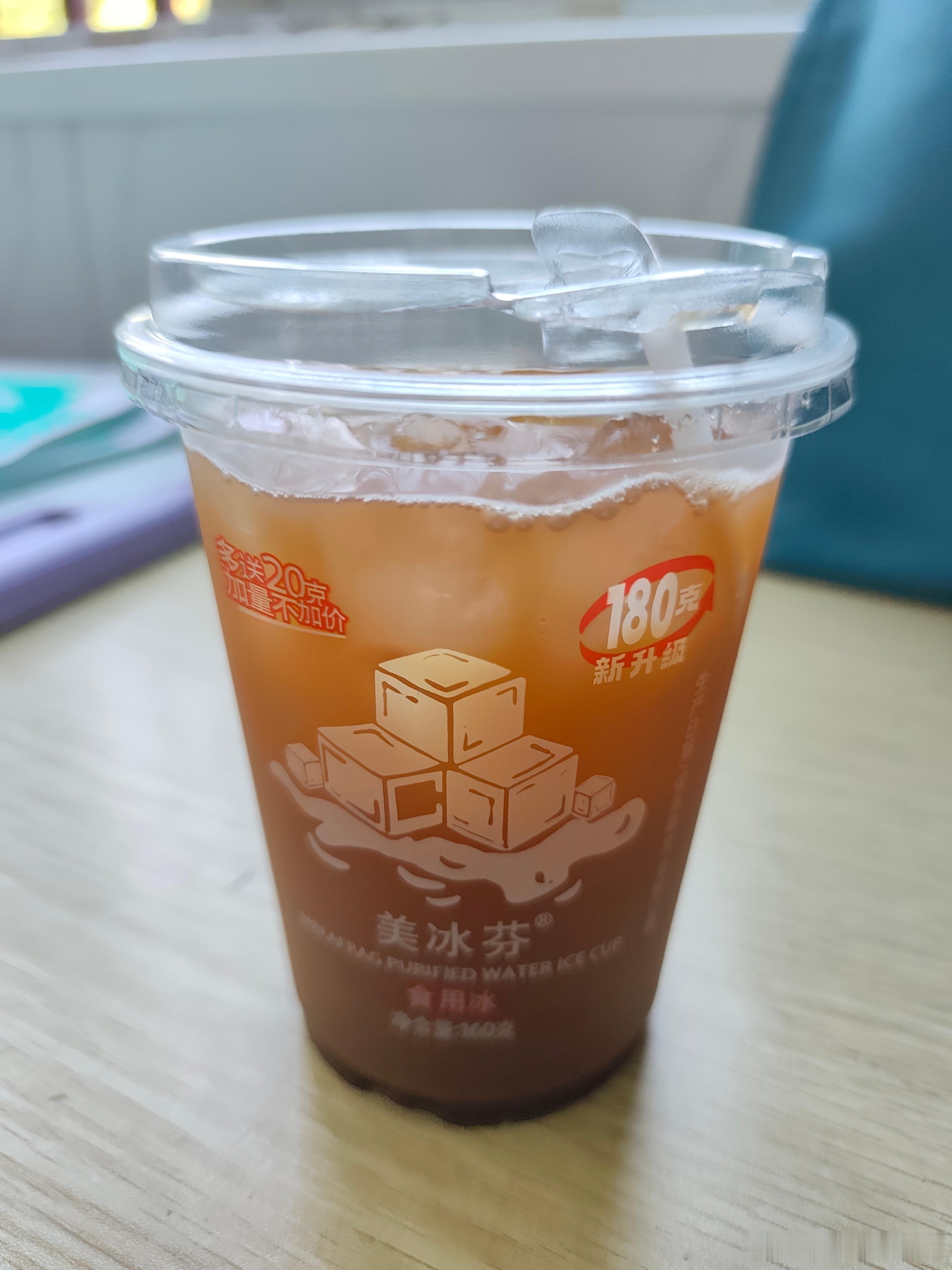 用了冰杯，做了一杯菠萝美式，味道酸酸微甜还不错哦王一博瑞幸即享咖啡全球代言人