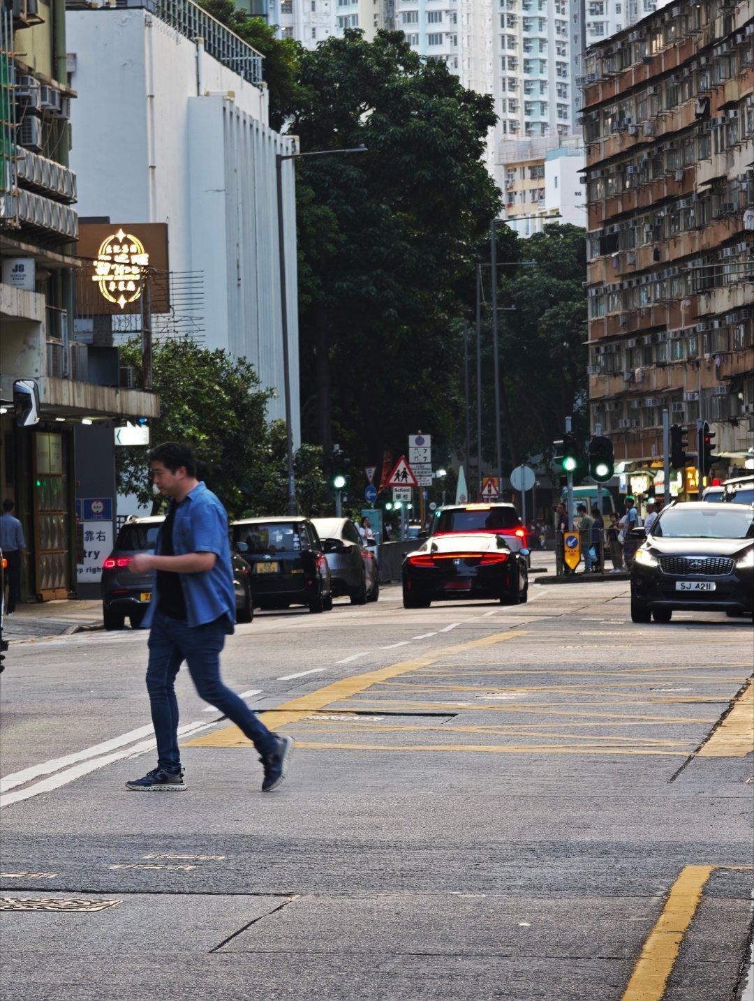 这几天在香港街头看到好可爱的车~感觉到在这虽然很逼仄的地方还是有很多有意思的生活