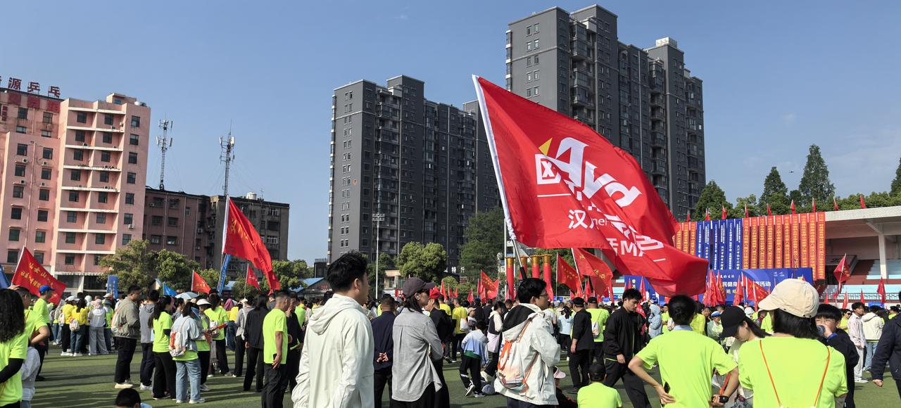 人生第一次参加市政府举办的“百街千巷”全民健身活动，是儿子带我参与的，好热闹啊，