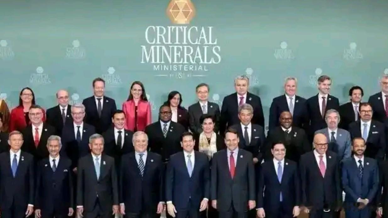 美国高呼“自由贸易”四十年，如今却肆意撕毁规则，搞出个“关键矿产多边安排”，妄图