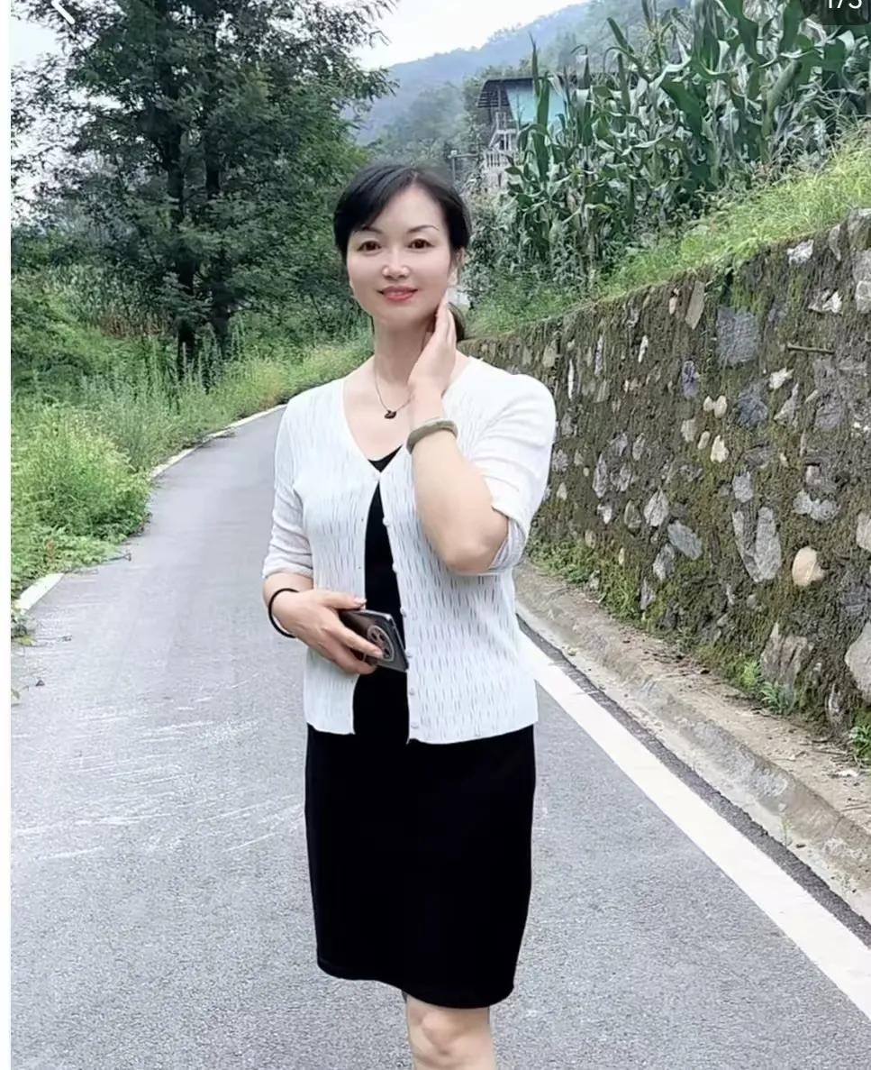 我们相遇又分离，彼此成为了对方心中最遥远的牵挂。每当夜深人静，我总会想起那个遥远