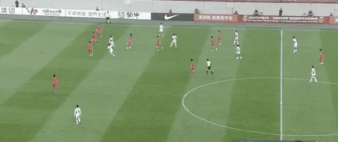 这已经不是主不主力的问题了，这就是水平问题，解围成这样？这踢的一点不上心！
就算