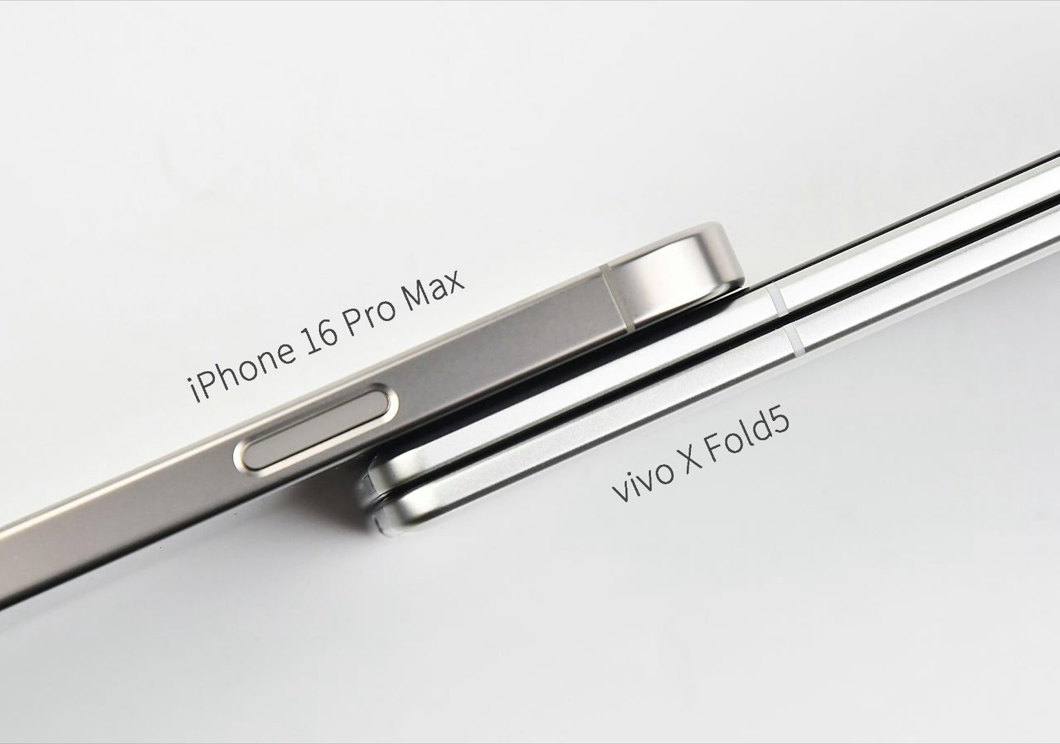 vivo X Fold5 展来态 / 折叠态对比 iPhone 16 Pro M