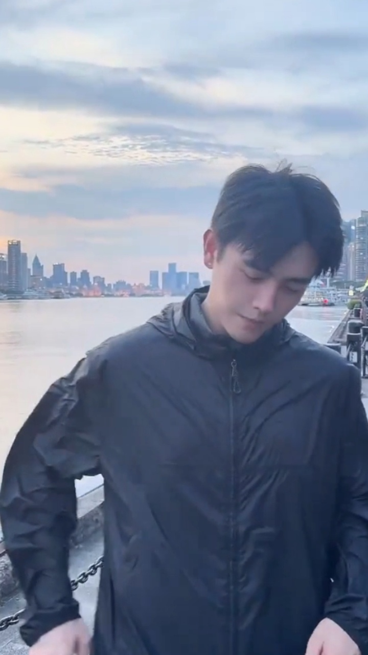 陈飞宇好自律啊，23个小时没吃东西锻炼，在上海浦东陆家嘴滨江大道跑步，还是这么热
