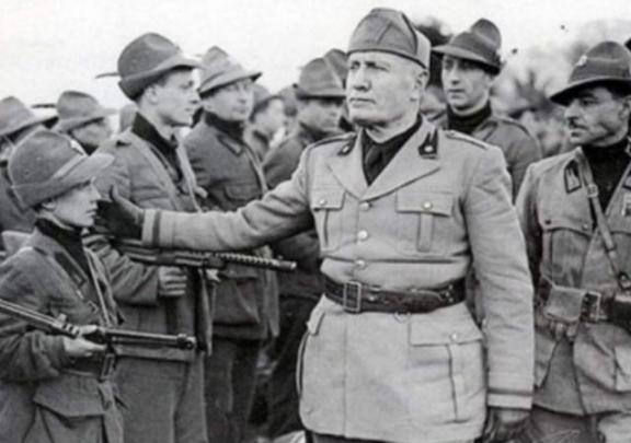 1945年，墨索里尼的情妇克拉拉被处决后倒吊在广场上，她的短裙垂下来，一览无遗，
