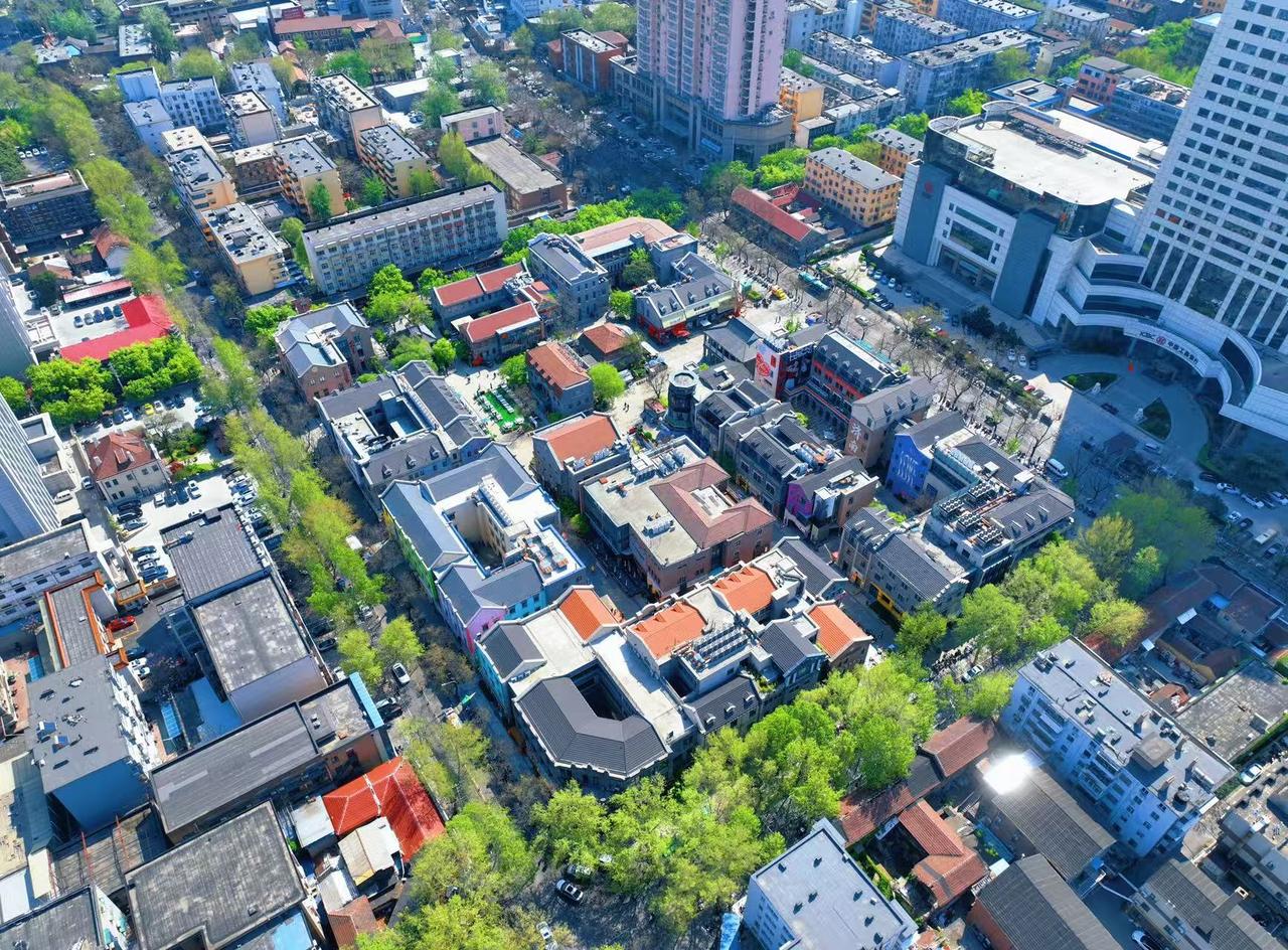 4月7日，泉城春光明媚，午时暖意浓浓，俯瞰济南老商埠街区，到处都是一派生机勃勃、