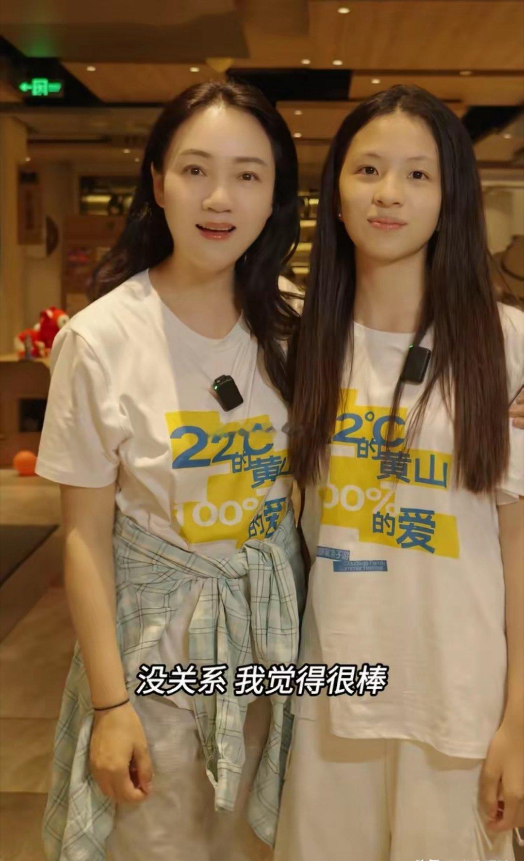 52岁周群和家人游黄山，仨孩子都龅牙带牙箍，这是要漂亮了！！ ​​​