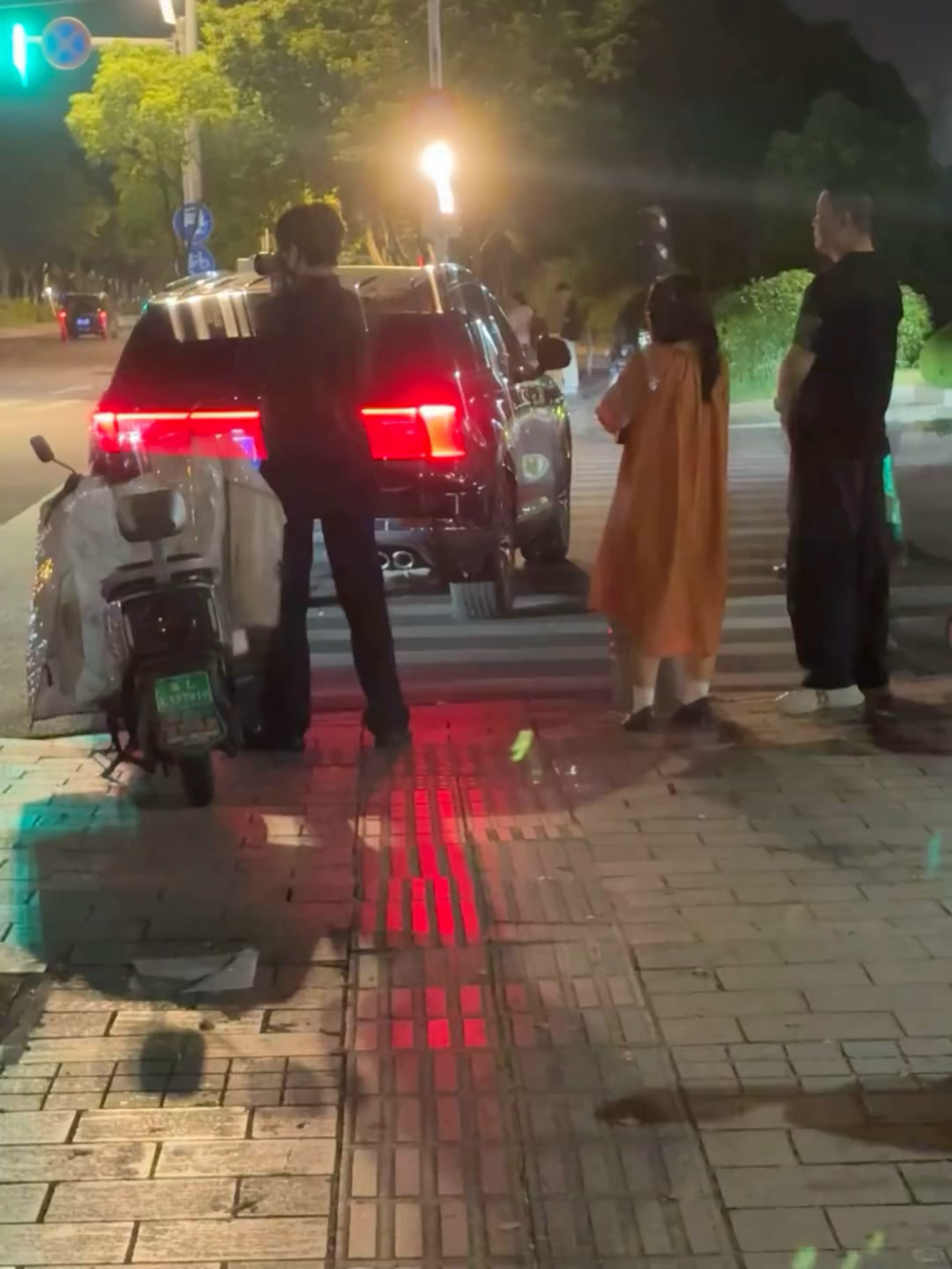 “请问你是张凌赫学长吗？”“他笑了点了点头！”可不可以现在把我空投到南师大！！偶