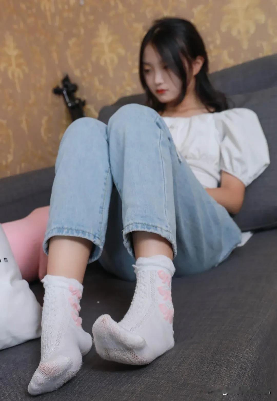 袜子洗了穿，穿了洗，过的紧巴巴都舍不得买了