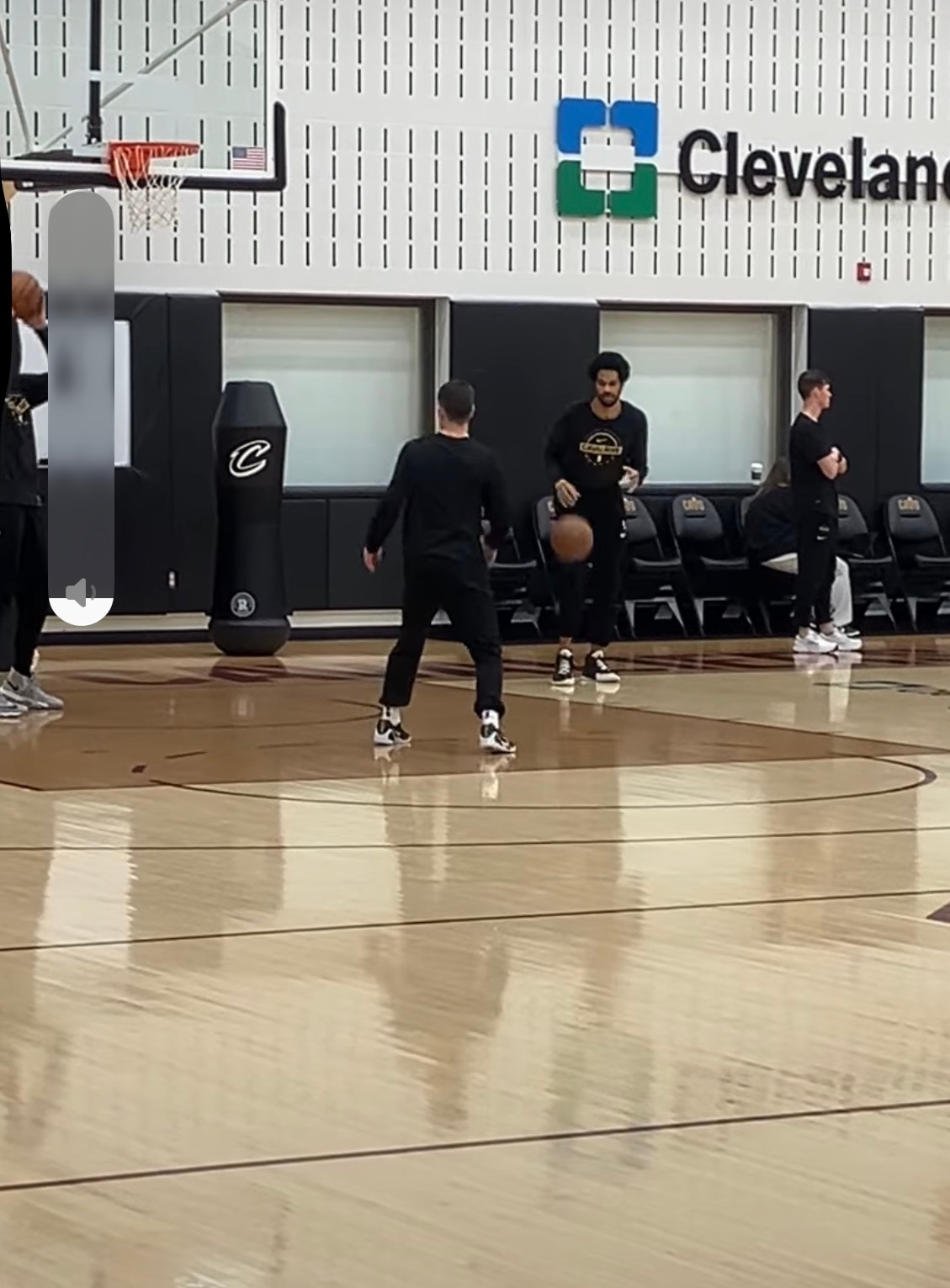 阿伦今天没有参加任何球队训练。他的膝盖仍然有些酸痛，所以今天只是进行了一次轻松的