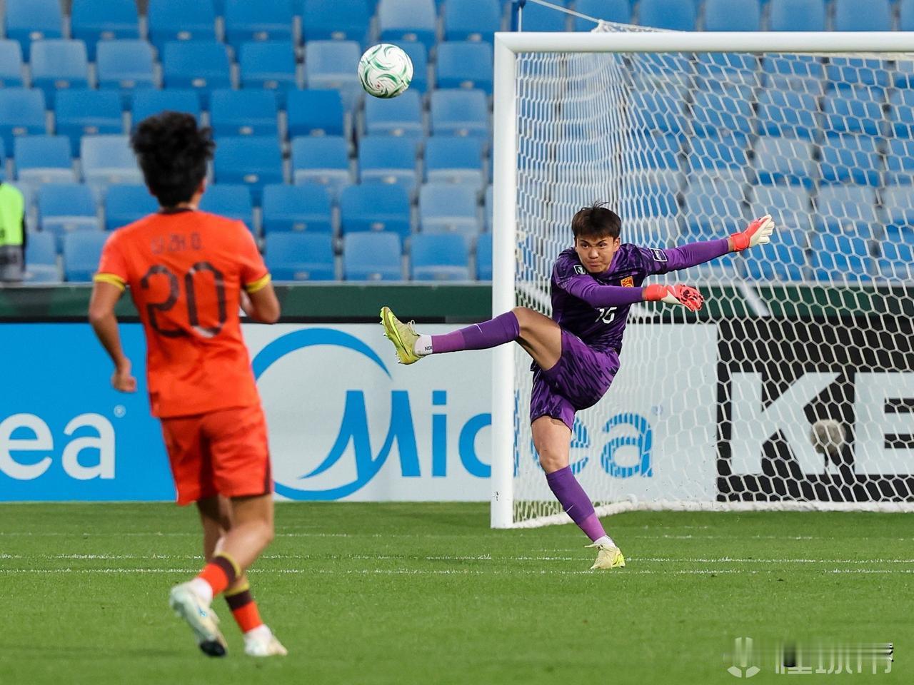 申花再次报价李昊…之前上海申花队确实向青岛西海岸报价过李昊，但因为当时觉得报价过