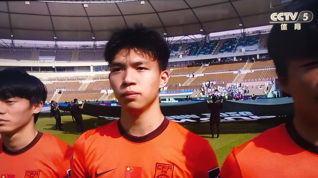 打开电视，正在直播U23足球赛，中国队对乌兹别克斯坦队的的比赛