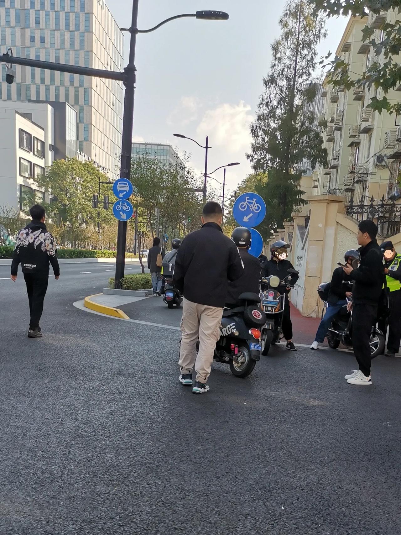 这个地方是一个小区的大门，这还是一个比较大的老旧小区，大门正对着的马路没有人行横