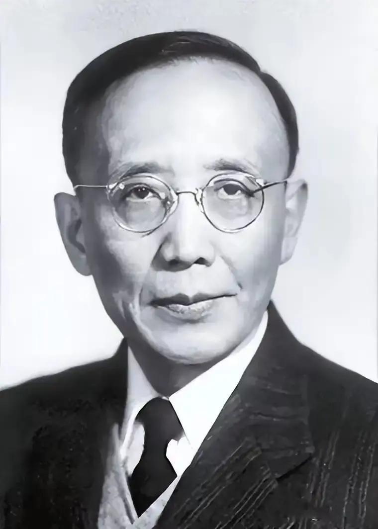 1936年10月19日，被鲁迅骂惨了的郭沫若，突然听到鲁迅去世的消息，他没有幸灾