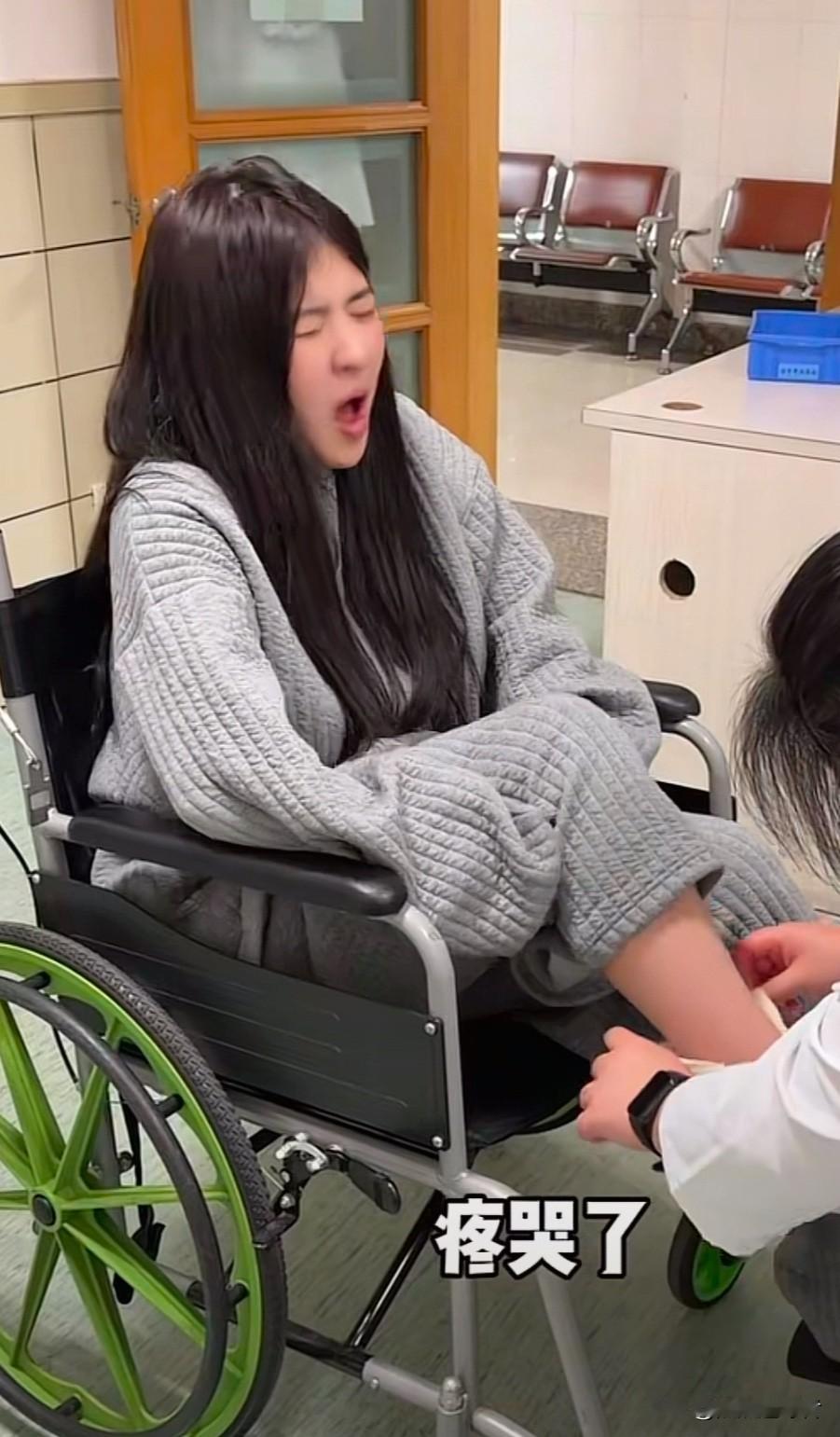 今晚，黄一鸣更新了一条视频。视频中，黄一鸣的脚被重物砸到，导致骨折。黄一鸣说，整