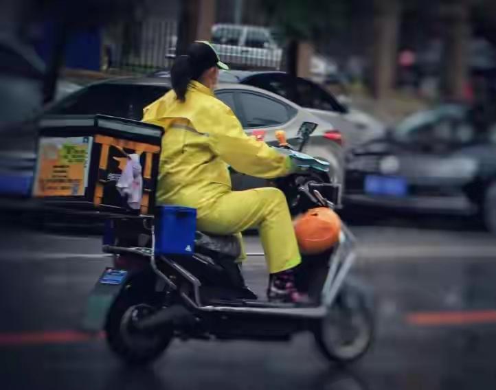 扎心！越来越多女性跑去跑外卖，光鲜背后藏着扎心现实
 
晚高峰的城市道路上，随处