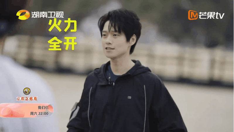 #秦霄贤水上单车玩嗨了# 看老秦蹬海上自行车太好笑了[哈哈]“猛猛蹬”就开始发力