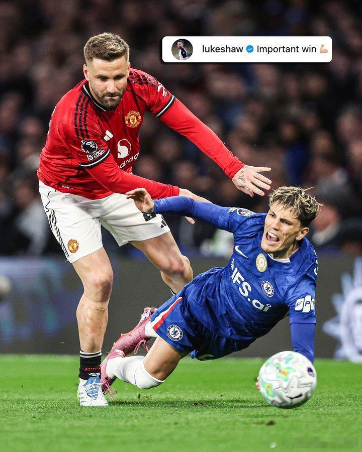 卢克·肖IG分享了一组照片庆祝曼联1-0击败切尔西，和加纳乔的这张是封面B费评论