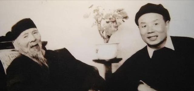 1947年，李可染想拜齐白石为师，齐老随意翻看着李可染带来的画，没曾想，刚翻几下