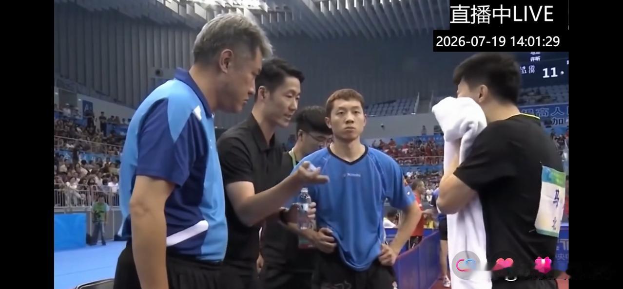 这是什么比赛啊？怎么这么乱啊，
主席指导副主席打球？
北京队教练指导上海球员打球