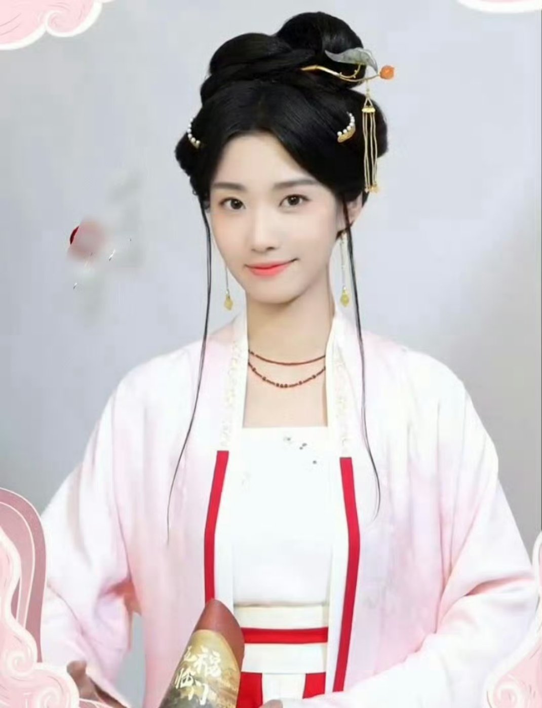 同样的妆造，卢昱晓和宋祖儿谁更让人感到眼前一亮呢？ 