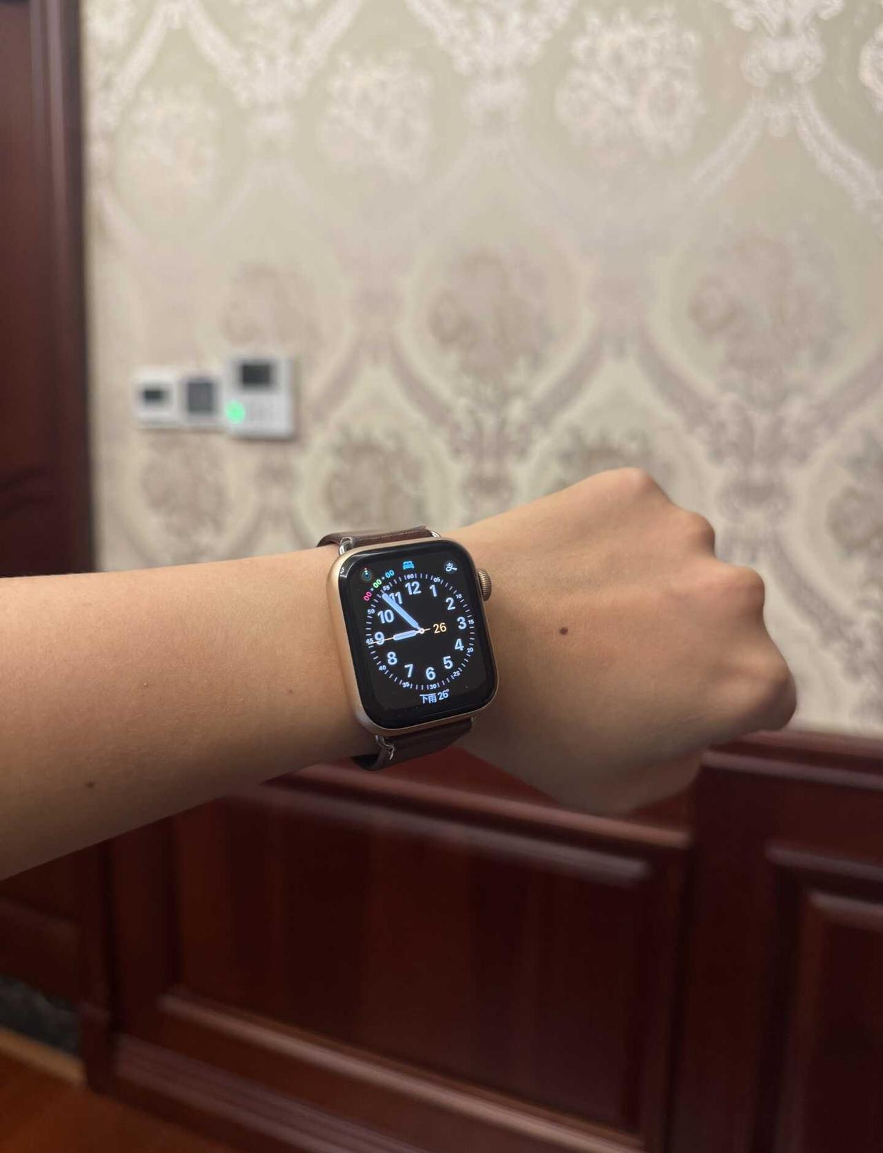 已经绝版的apple watch
不知不觉陪伴了我三年多的手表⌚️
绝版的40m