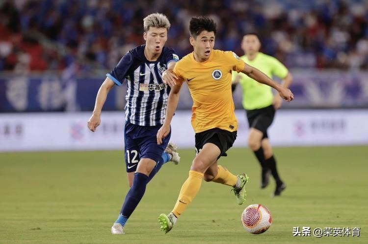 不再年轻的戴伟峻最终还是选择了离开上海申花！这是一个无奈的双向选择！
    当