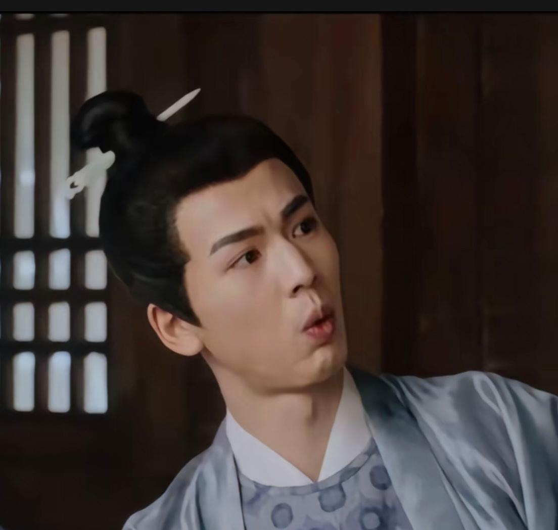 张凌赫也经常去看杨紫演的《国色芳华》透露对好演员的欣赏看他的表情与表述都是想与杨