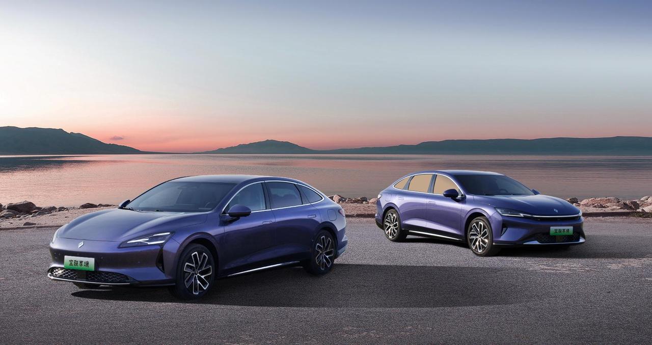 近日，宝骏享境官图发布。新车定位中大型轿车，此前的名称为宝骏云光，有插电混动和纯