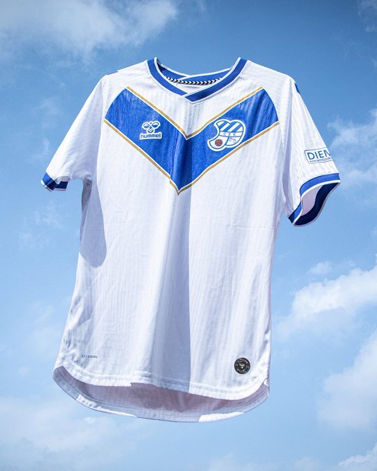 新赛季欧罗巴球衣供应商换成Hummel，按说胸前蓝V字的传统设计不容易出彩，但这