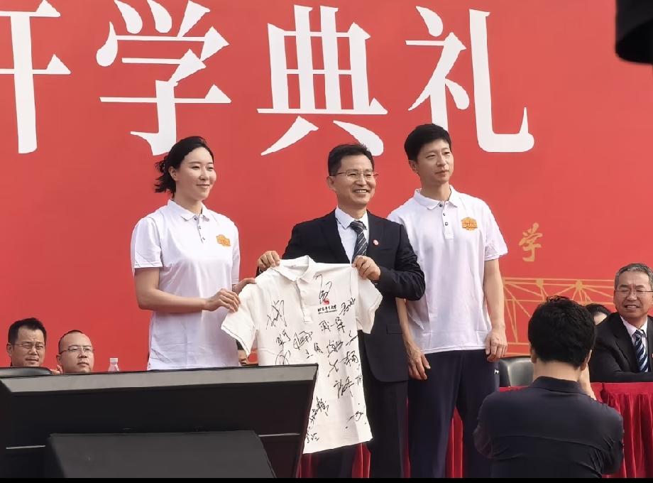 马龙学长开学啦！这次他是博士生代表！
    龙队开学了，38岁的马龙入学北京体