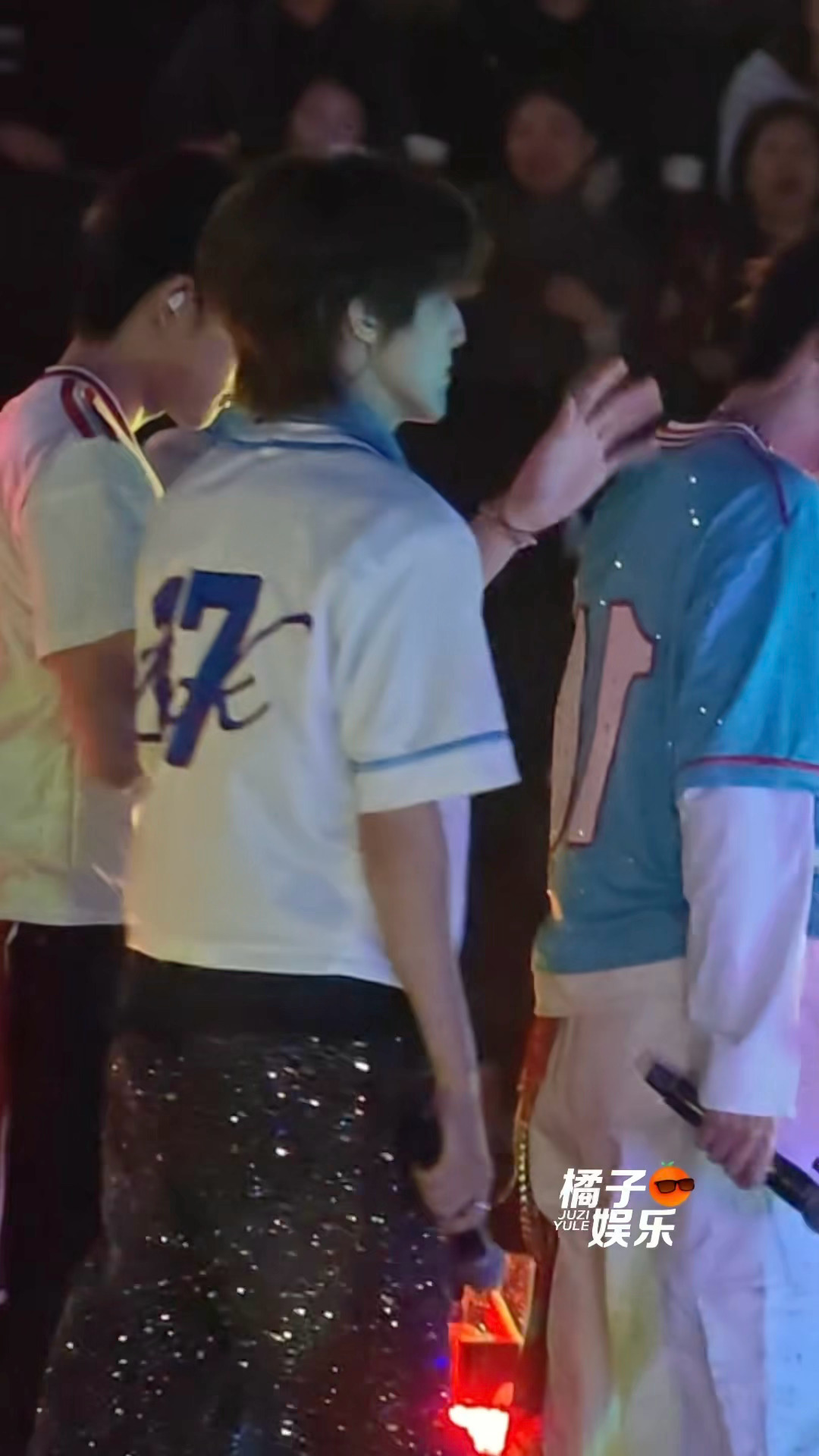 抓到一个候场时和粉丝打招呼的小宝！张泽禹候场时和粉丝打招呼