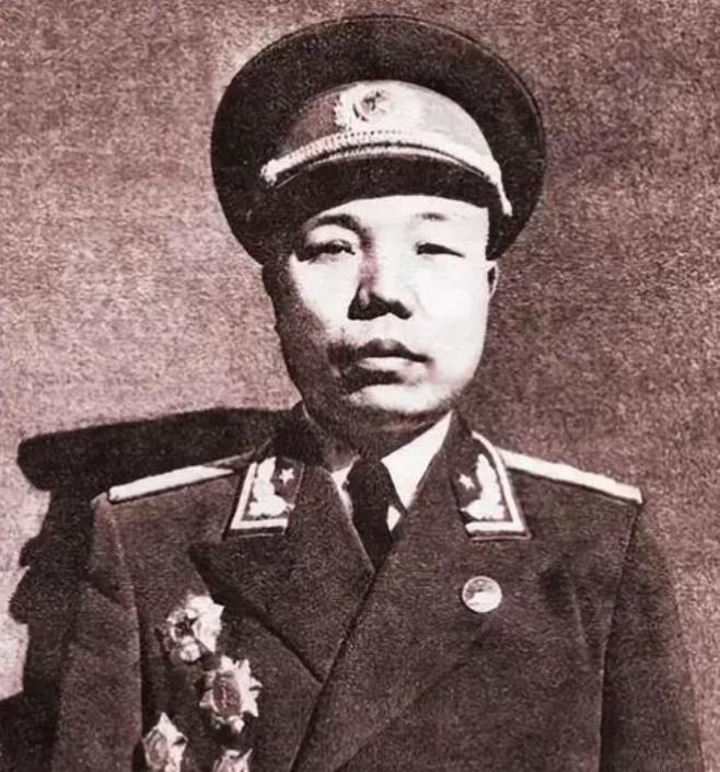 1961年，上将萧华带着妻子回乡祭母，刚走到山底，他扑通一声跪下，可一旁的乡亲却