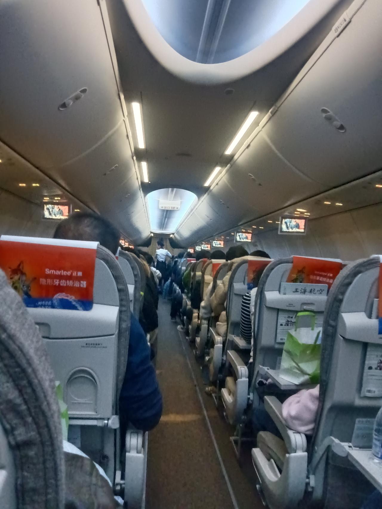 坐飞机的感慨，今天乘坐FM9204飞机去上海，两个多小时的路程，使我感觉到民航的