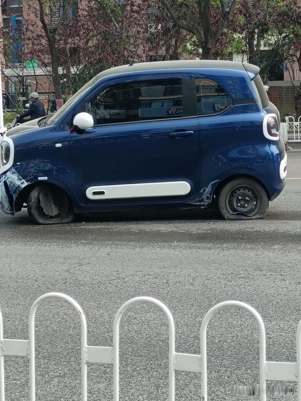 这车碰成这样，也不知司机是咋开的，这小电车太危险，起步快速度也不慢，车小灵活性大