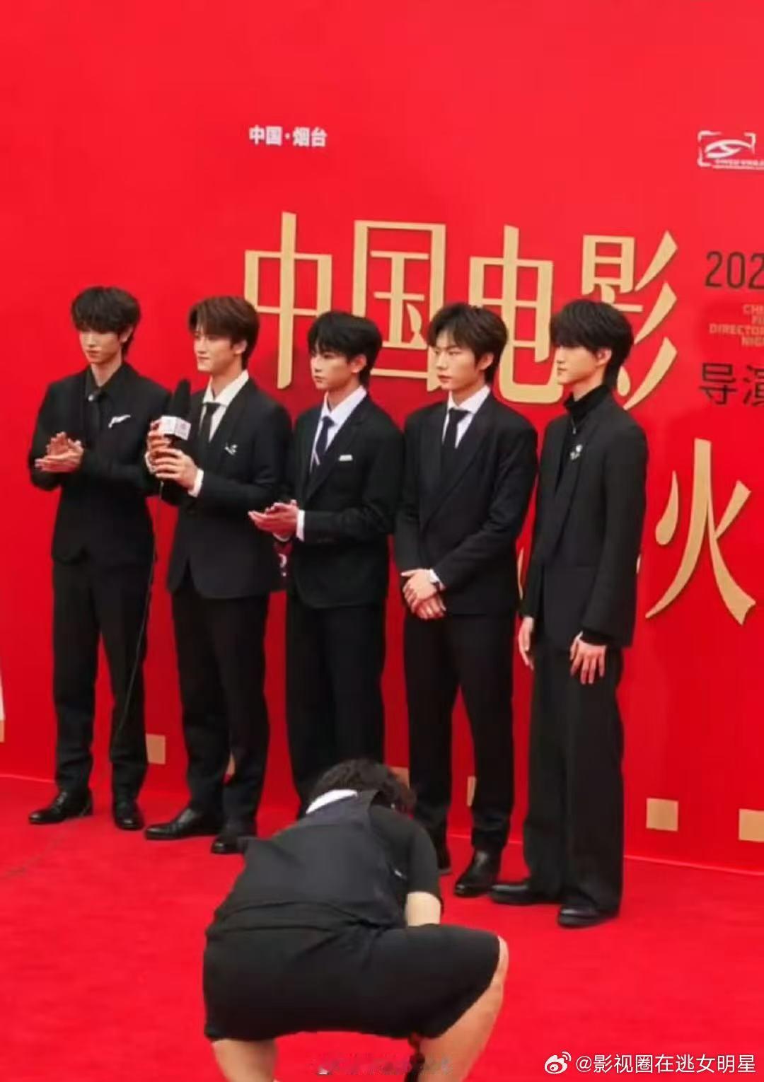 邓佳鑫亮相中国电影导演之夜 黑西装小邓帅的太突出了吧！第一次的红毯亮相表现十分亮