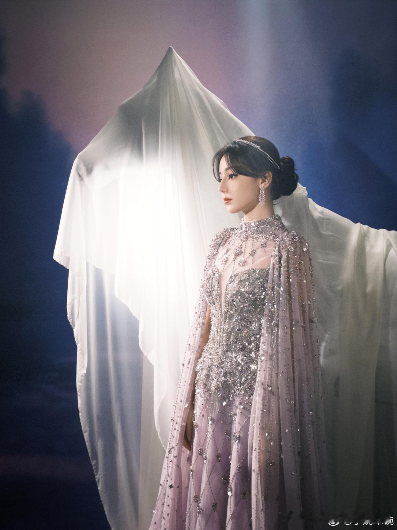 简直太美丽了，紫藤花女神好喜欢这个完美的迪丽热巴！