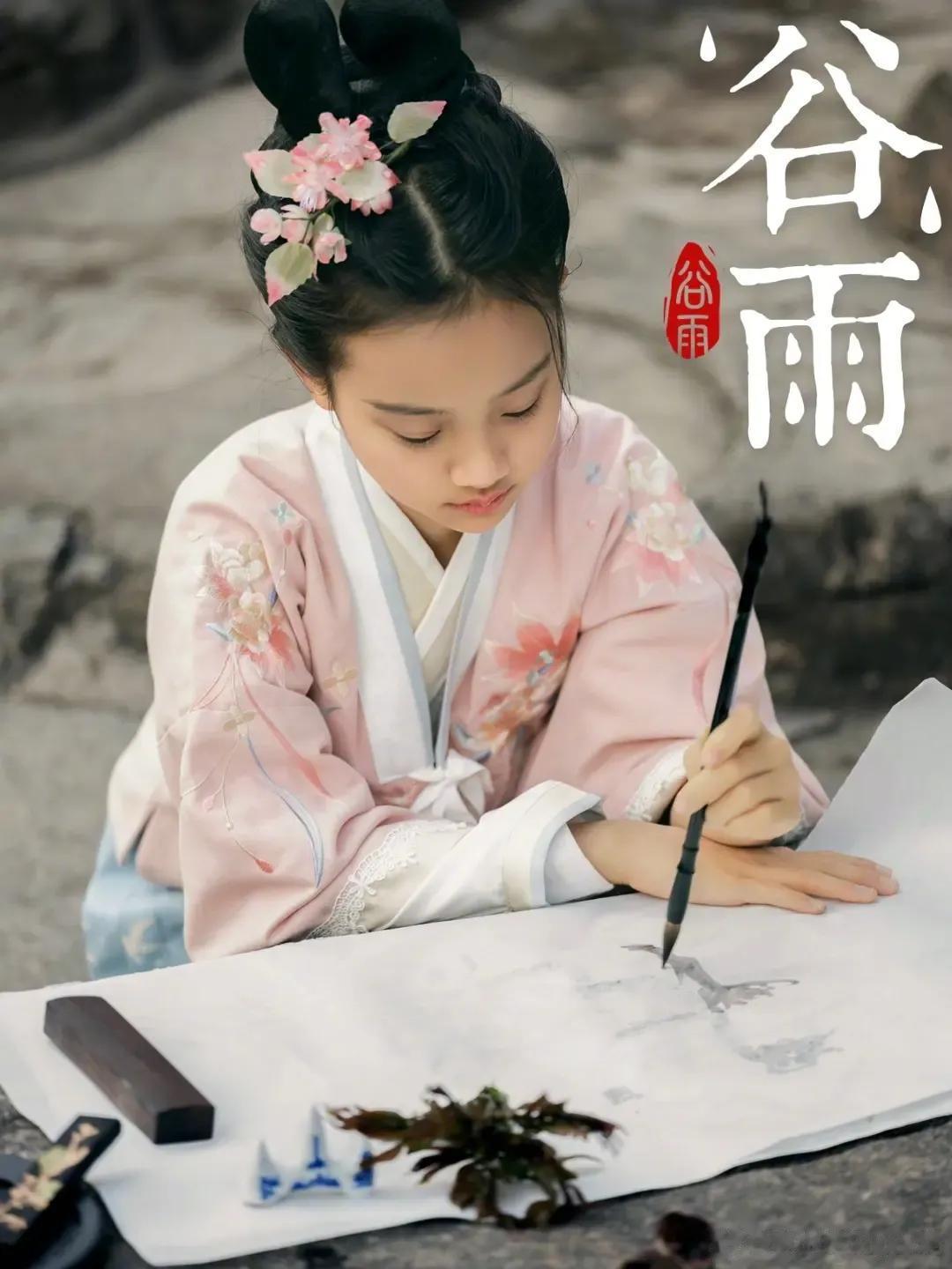 李小璐带女儿甜馨户外拍古装照，母女同框温馨又漂亮！

李小璐穿白色刺绣复古外套，