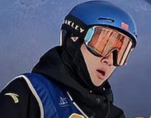 2026年米兰冬奥会期间，苏翊鸣表现出色，《智取威虎山》官方微博发文祝贺。
苏翊