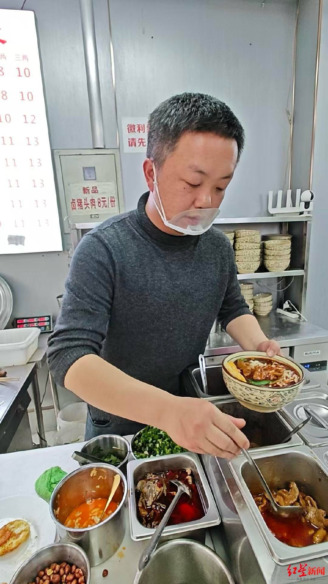 #面馆老板送出上万个免费煎蛋#【免费煎蛋成“隐藏菜单”，成都这家面馆已给外卖骑手