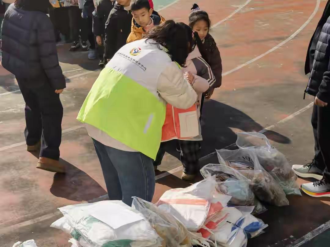 2026年1月8日上午，巫溪县下堡小学举行了一场温馨的爱心冬衣捐赠仪式。此次活动