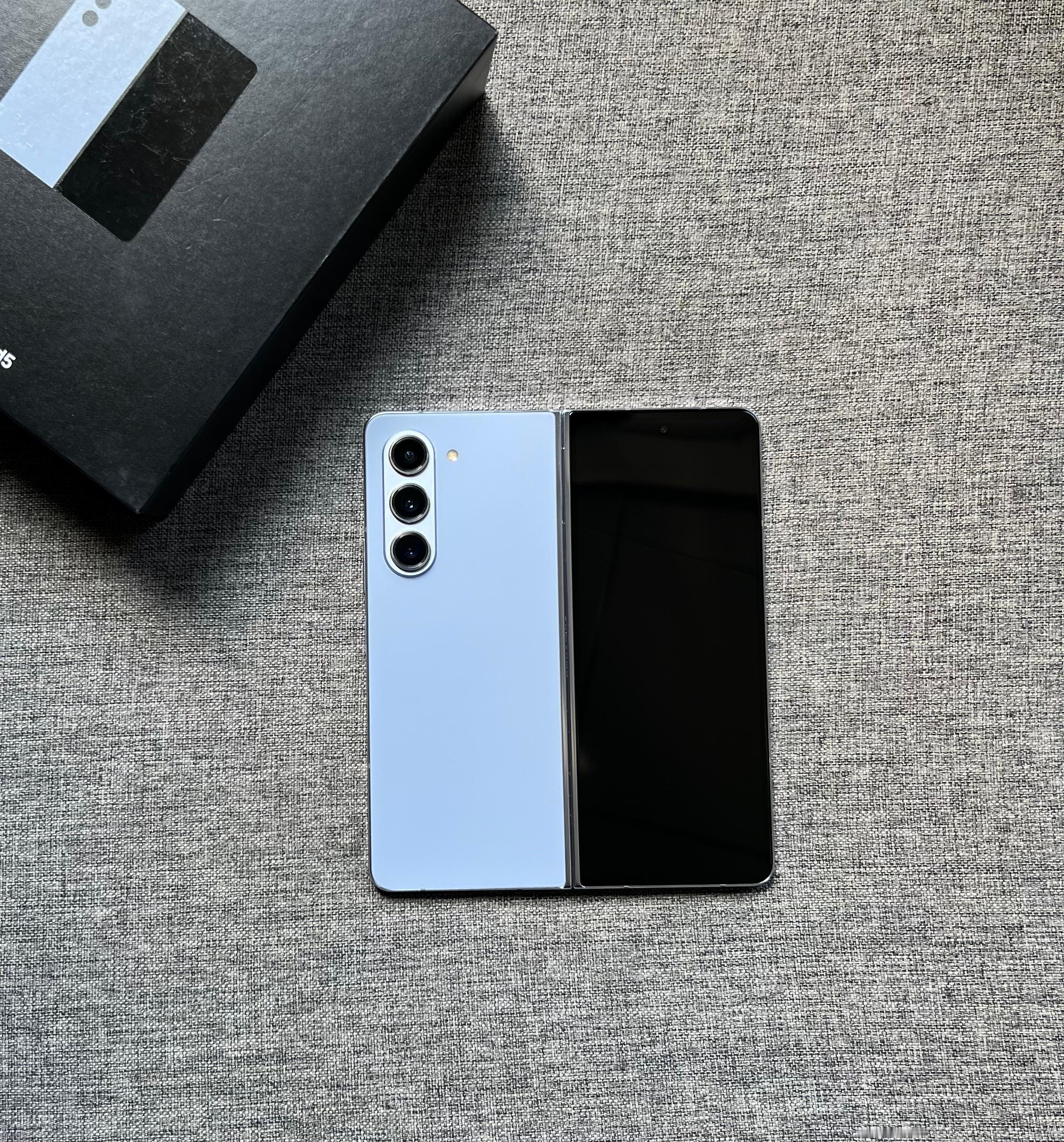三星Z Fold5 12+512G 冰萃蓝，内屏完美，外屏非显示区域细小划痕，外