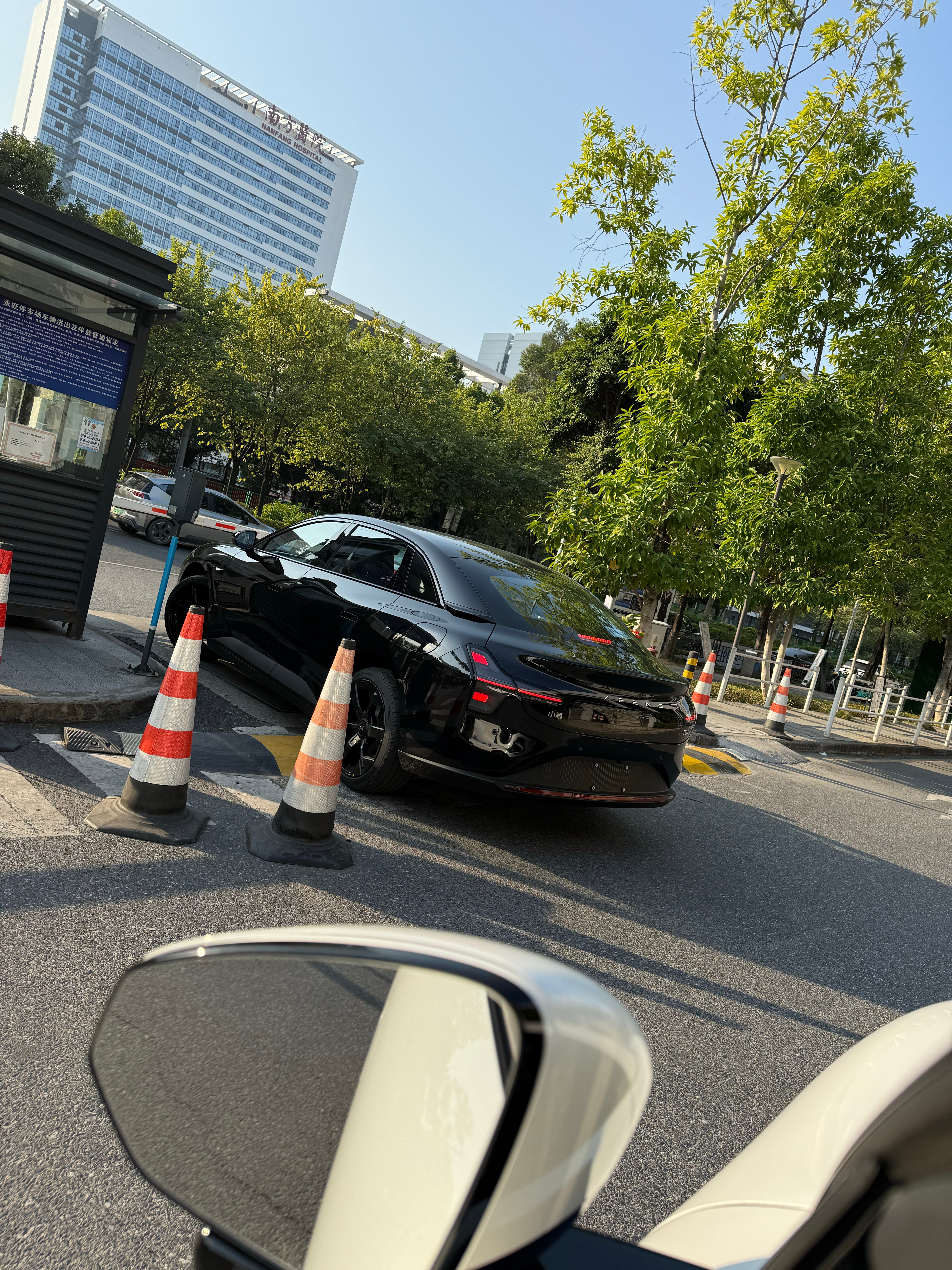 偶遇一台小鹏M03，是个小姐姐开，全黑化果然适用于任何车型，它也只有这个颜色最协