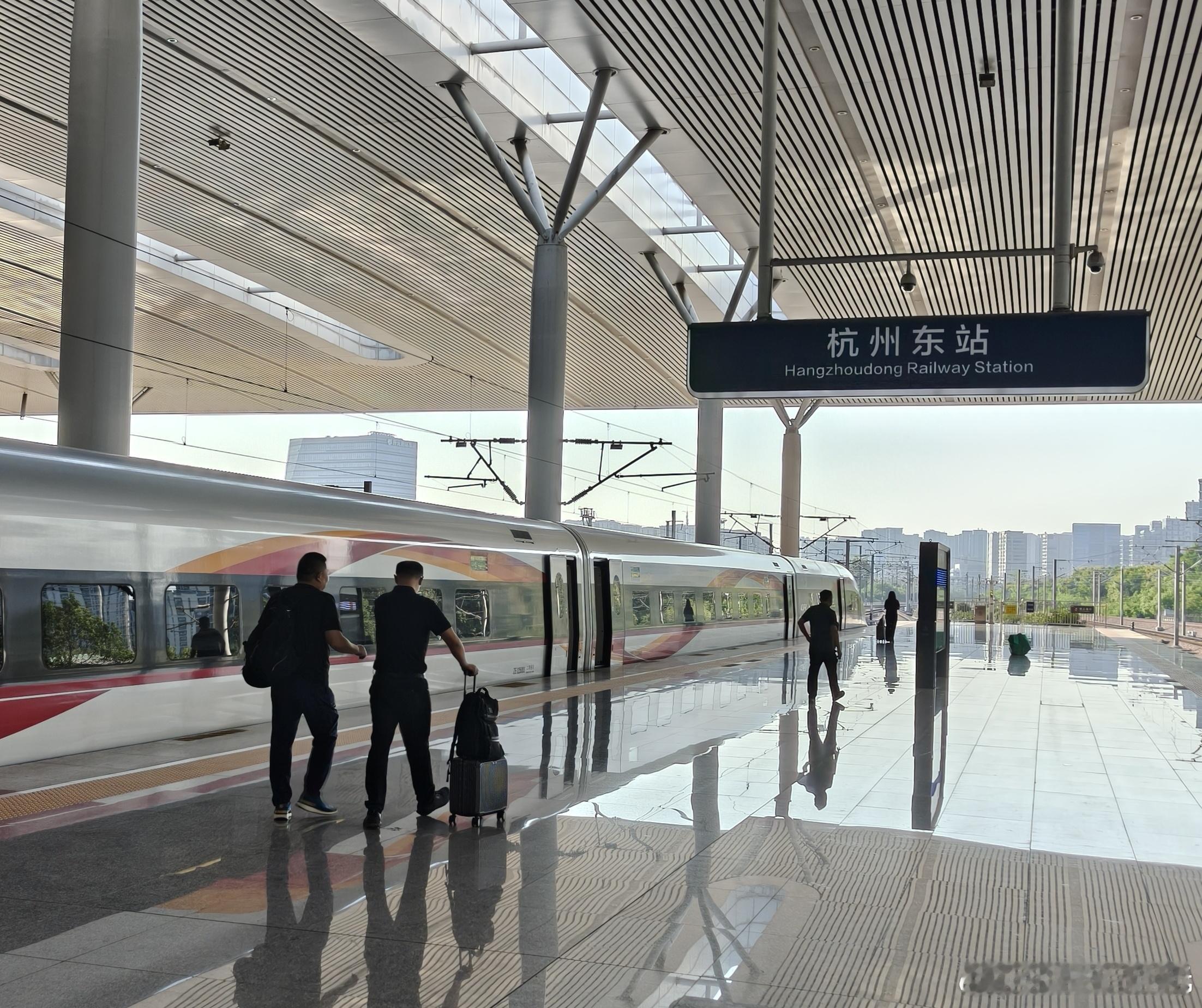 早早早，下一站出发北京看高圆圆去[淡淡的]  ​​​