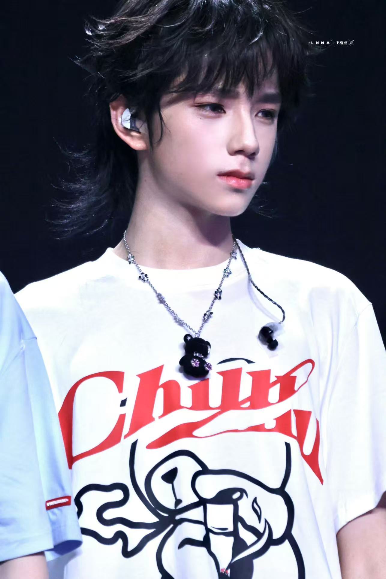 王橹杰荣光加冕成名路王橹杰这张神图居然是生图不是ai 王橹杰带妆小卷毛