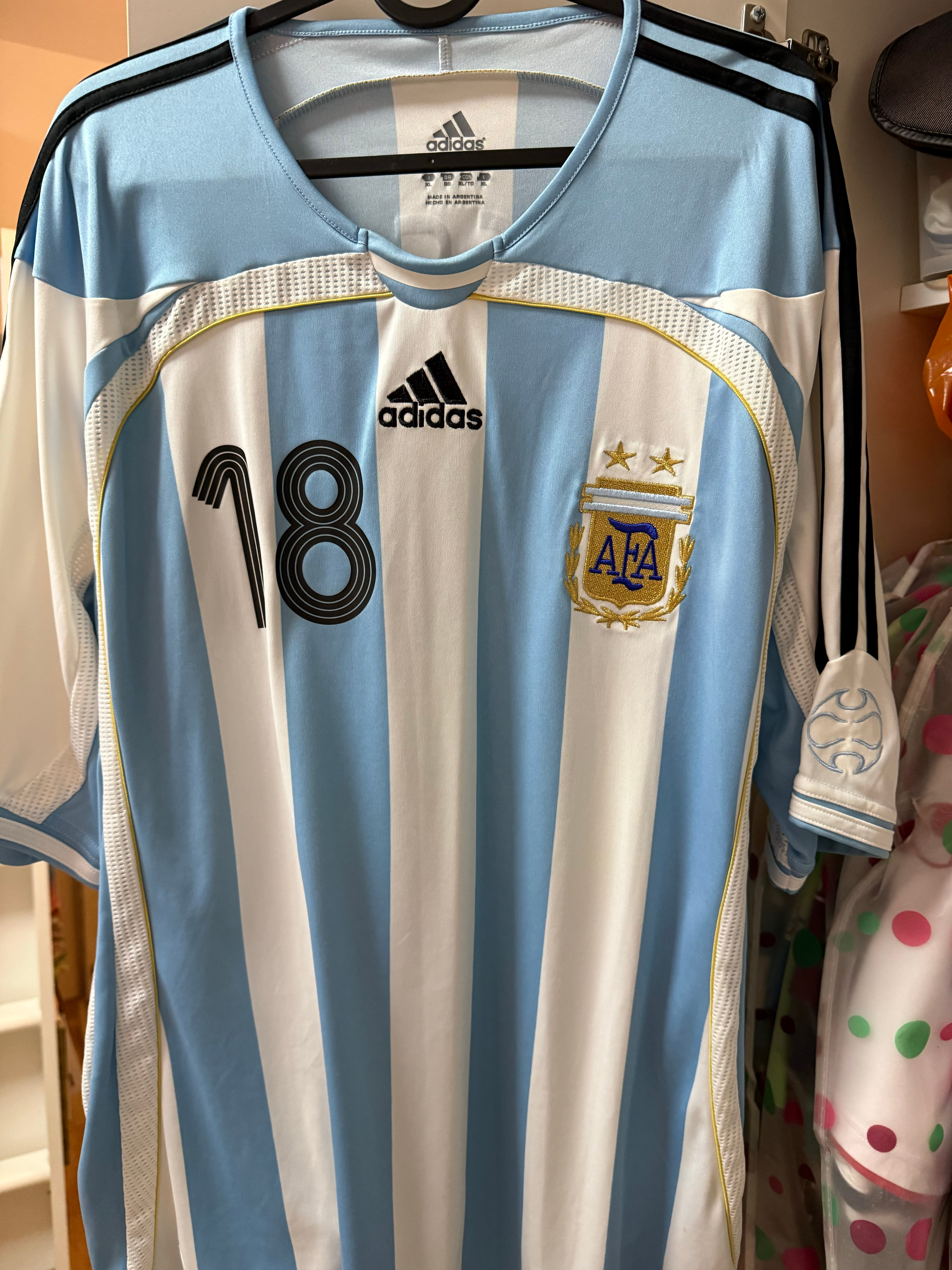 这两天大家都在聊复刻，谁能认出我这件是啥时候的，正经元年啊那时候球衣还不是都有臂